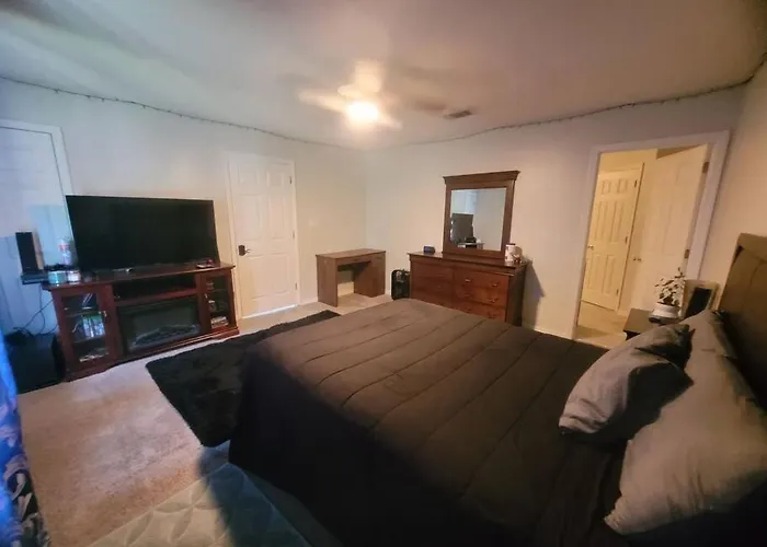 Beautiful 3 Bedroom Home 4 Minutes From The Beach