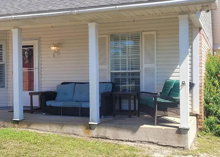 Beautiful 3 Bedroom Home 4 Minutes From The Beach