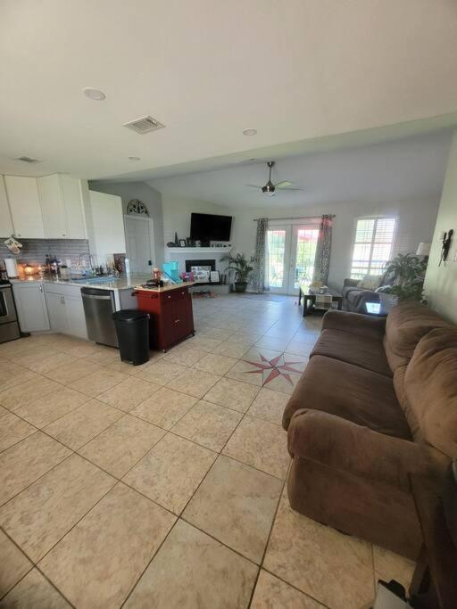 Holiday home Beautiful 3 Bedroom 4 Minutes From The *