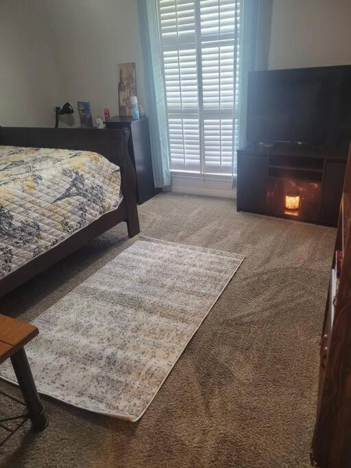Beautiful 3 Bedroom 4 Minutes From The *